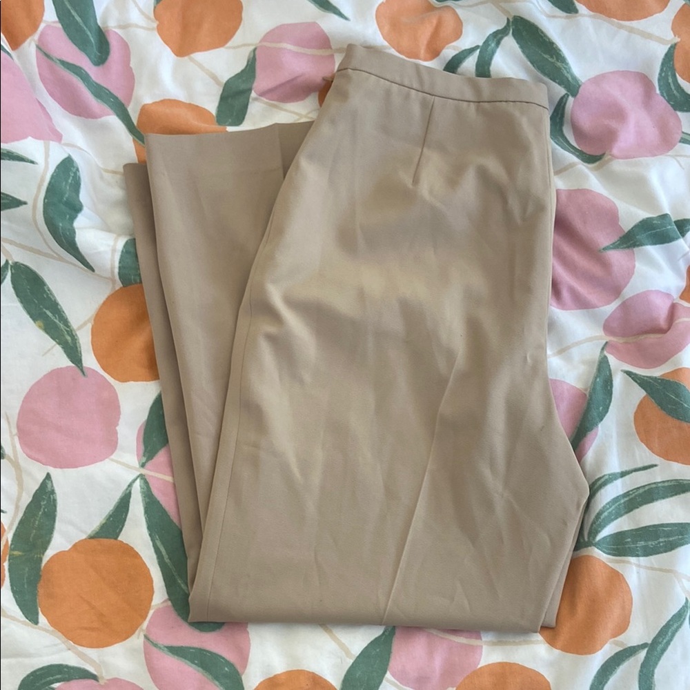 Le Suit Tan Dress Pants Elegant and Versatile